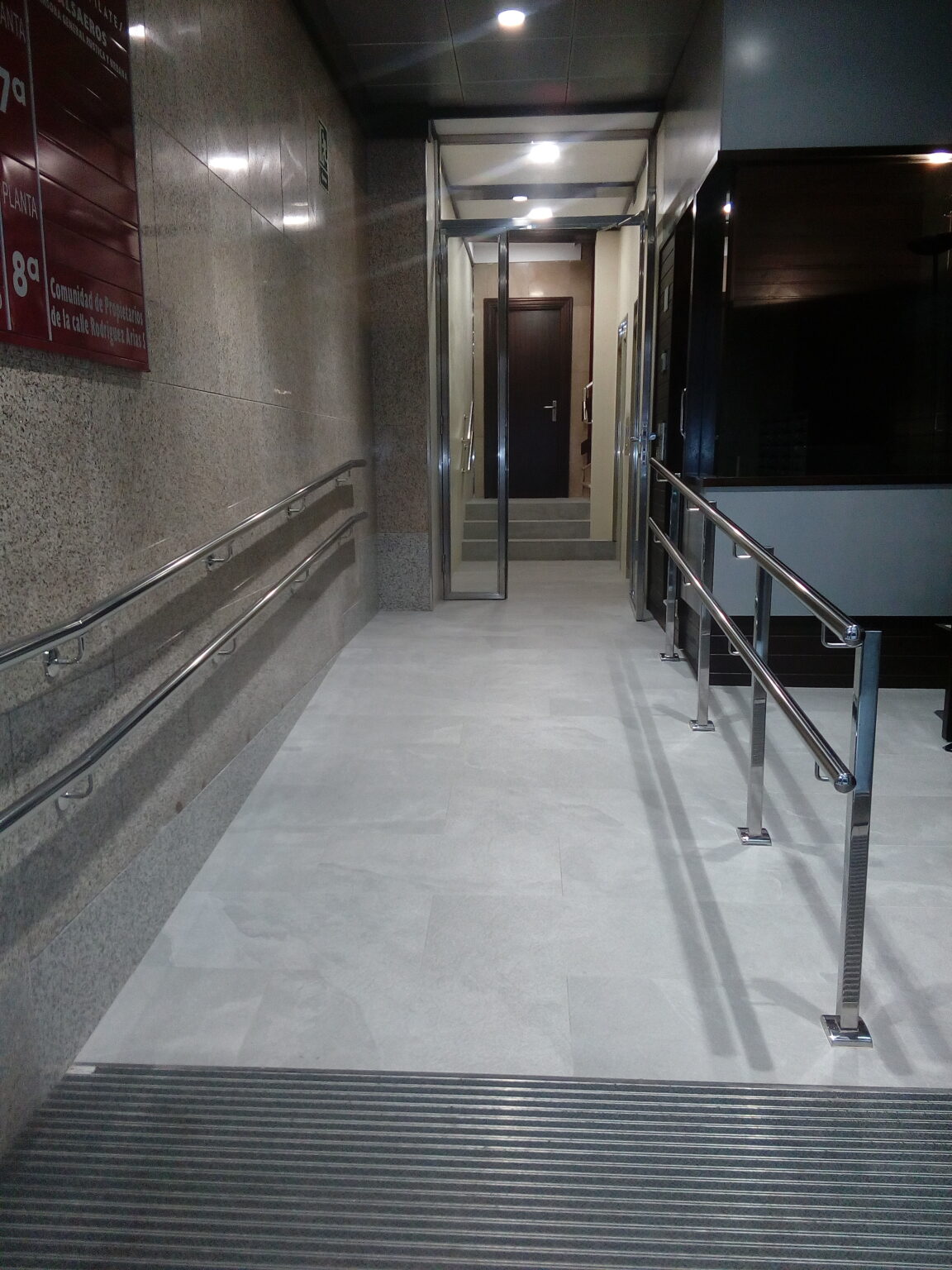 Adaptación de ascensores a cota cero en comunidades de vecinos en Vizcaya y alrededores